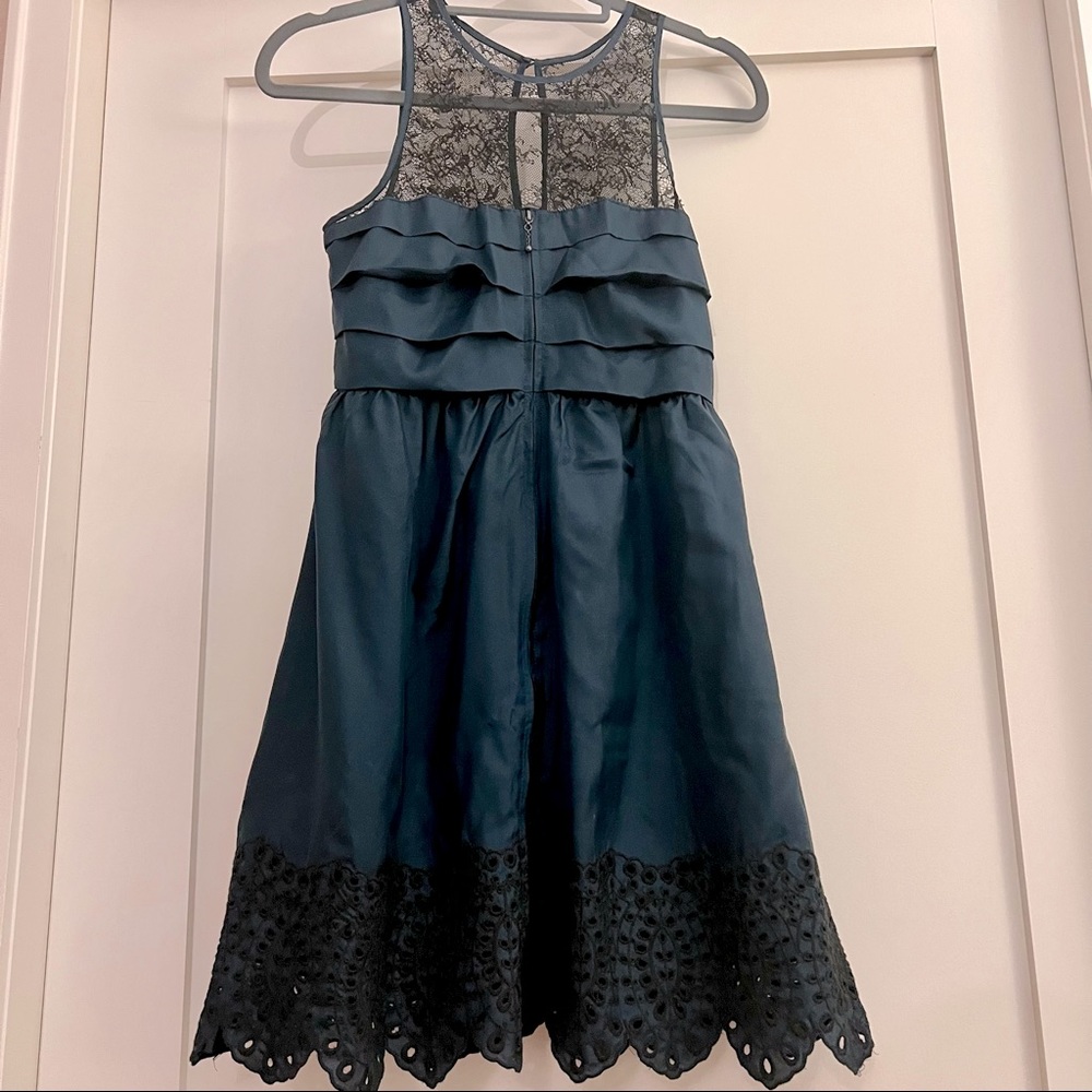 Glam Vintage Soul 100% Silk Dress with Lace and stretch on the back. Size Small.